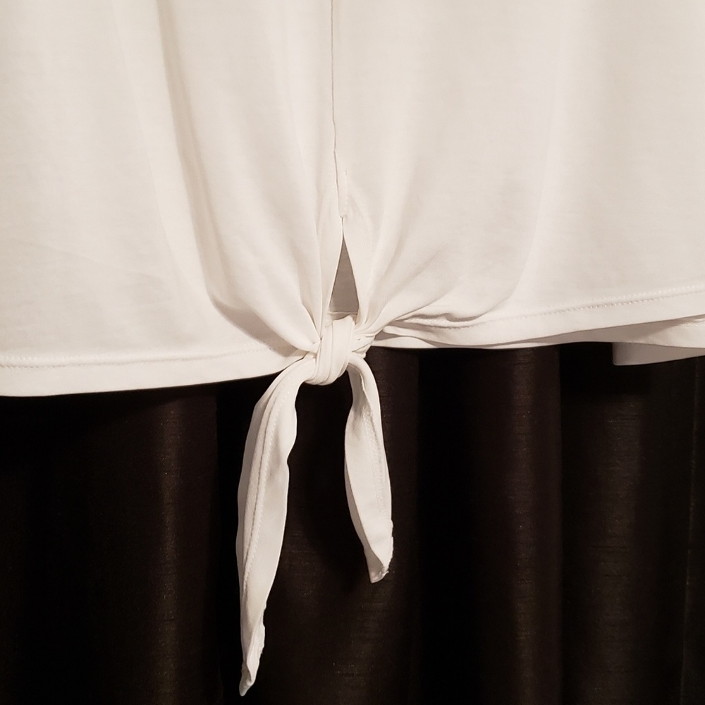🌟 Ivory Keyhole Tank Top - Picture 2 of 5
